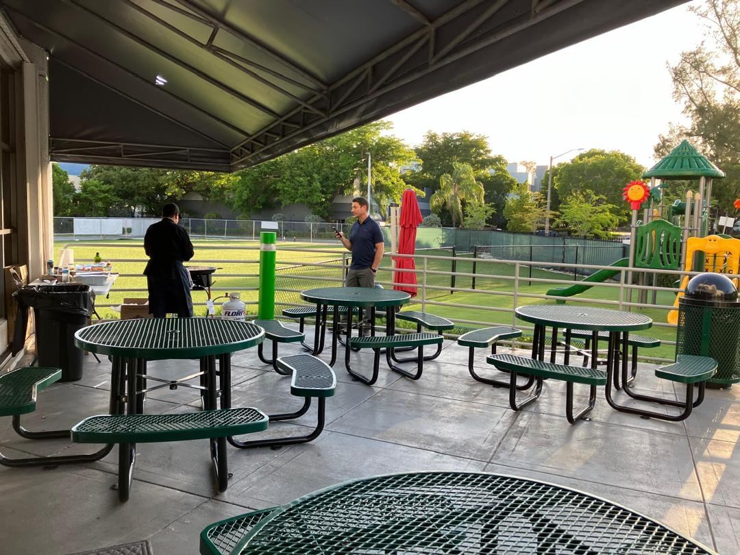 The covered terrace with picnic tables